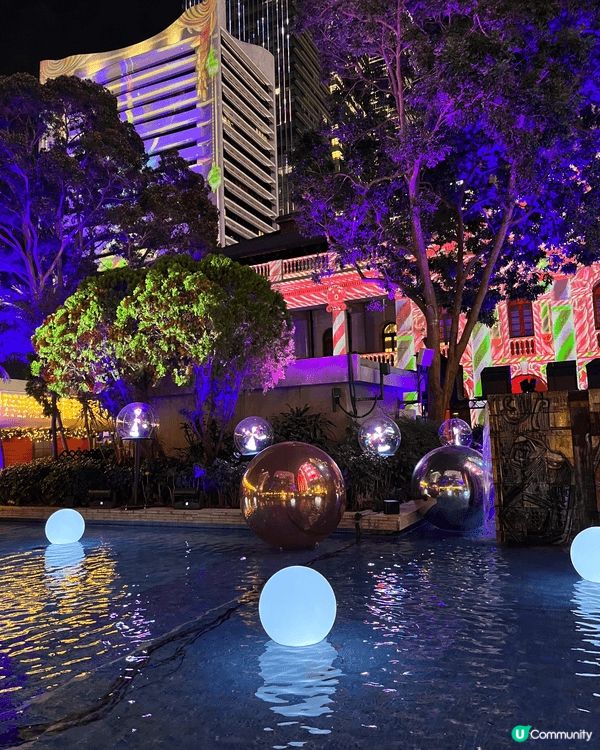 今年香港皇后像廣場嘅聖誕裝置獲得唔少市民同遊客好評，整體設計...