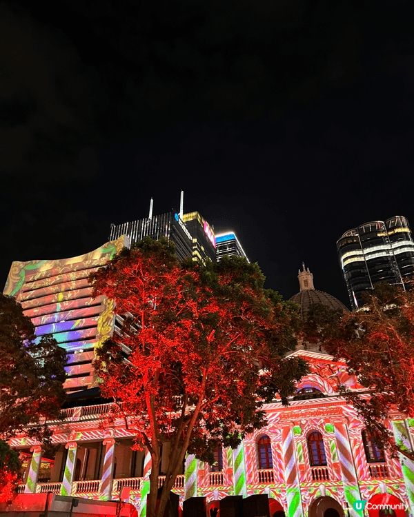 今年香港皇后像廣場嘅聖誕裝置獲得唔少市民同遊客好評，整體設計...