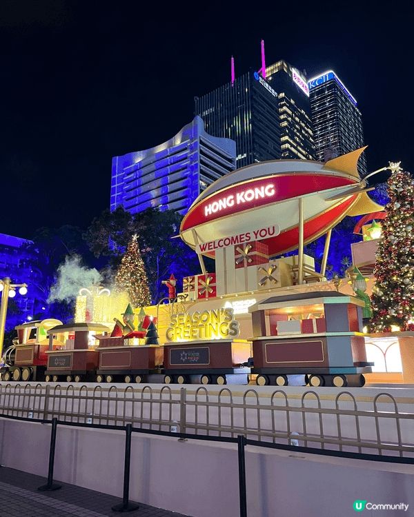 今年香港皇后像廣場嘅聖誕裝置獲得唔少市民同遊客好評，整體設計...