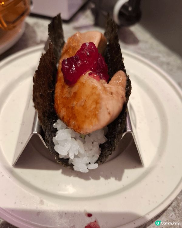 搽茶生乳扭紋軟雪糕，濃厚奶香，入口軟滑加上紅豆和煙韌麻糬，簡...