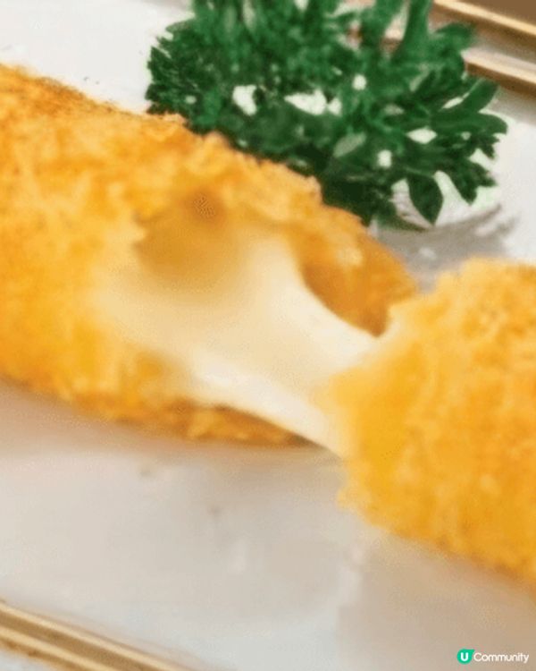 搽茶生乳扭紋軟雪糕，濃厚奶香，入口軟滑加上紅豆和煙韌麻糬，簡...