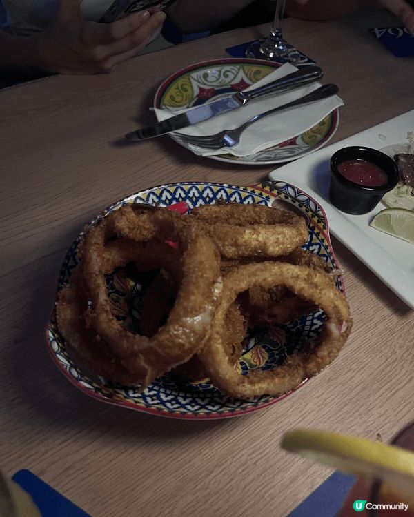 這是我在一間西餐餐廳品嚐的一些食物，本人認為當中的炸洋蔥最好...