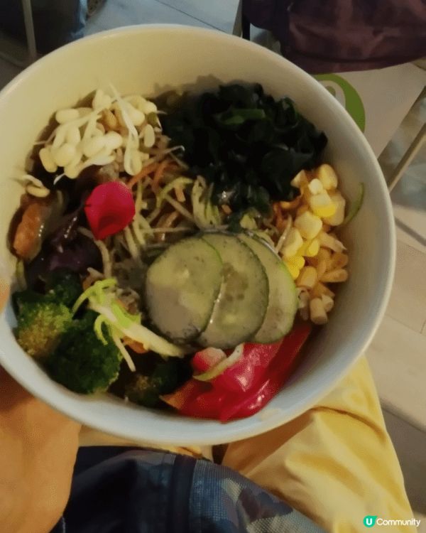 三款食品都是賣相吸引,價格不貴,有10元即制雞蛋仔和桂花糕,...