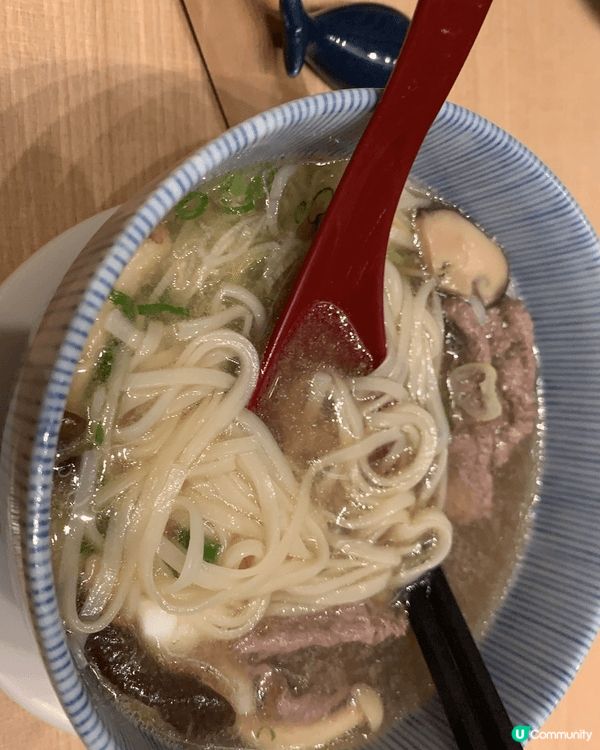 来到荃湾吃新鲜热辣的软壳蟹，配上酸甜可口的沙律，还有一碗牛肉...