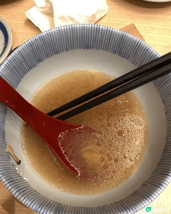 来到荃湾吃新鲜热辣的软壳蟹，配上酸甜可口的沙律，还有一碗牛肉...