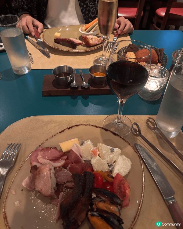 第一張：在內地吃「白玉串城」，那裏的串燒美食多汁，肉被一串串...