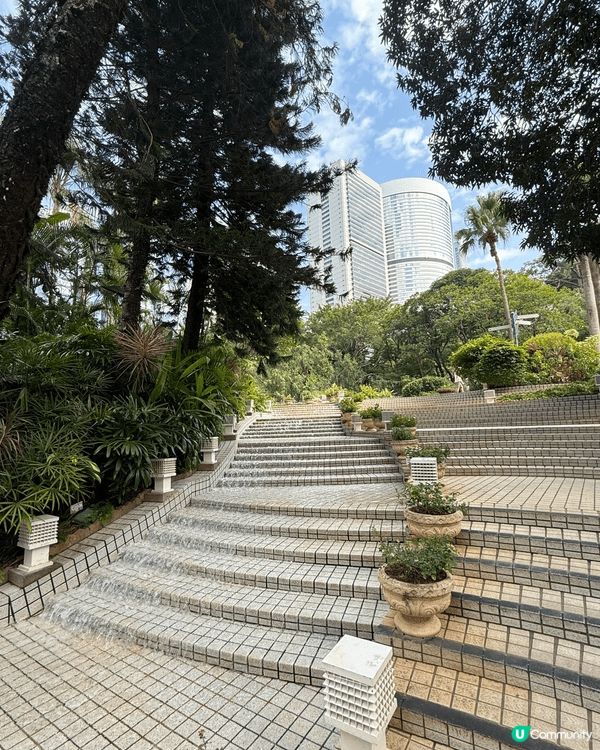 香港公園位於中環商業區綠洲，佔地8公頃。中央有人工湖及壯觀瀑...