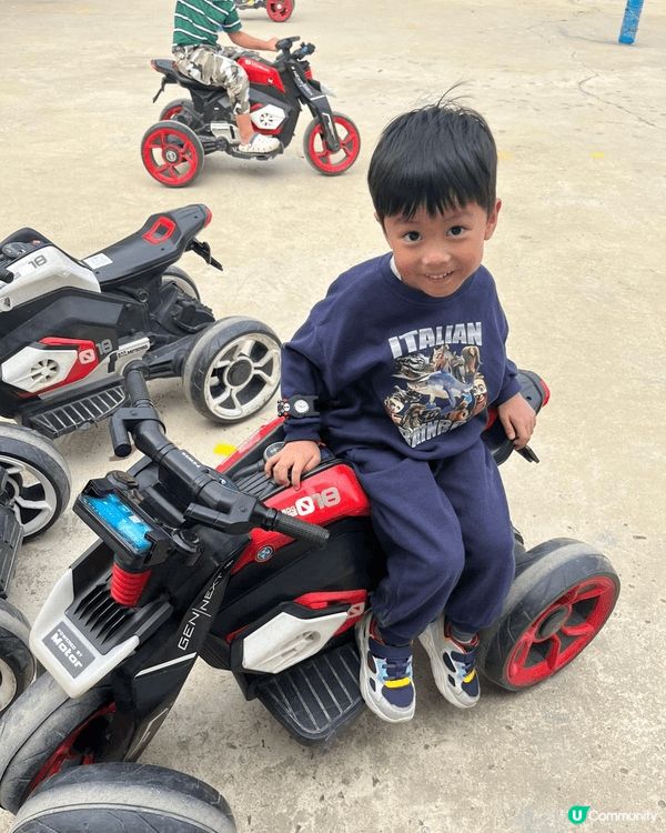 去錦田農莊玩足一日 又有士多啤梨摘 又有得喂羊 仲有車車玩 ...