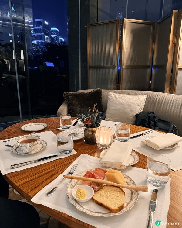 我熱愛在香港四處探索不同的餐廳和美食，特別喜歡到訪各類酒店餐...