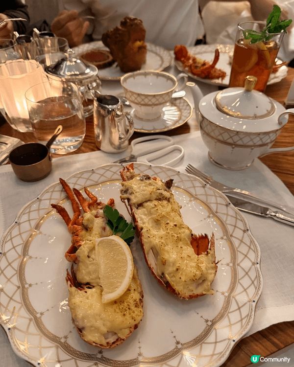 我熱愛在香港四處探索不同的餐廳和美食，特別喜歡到訪各類酒店餐...