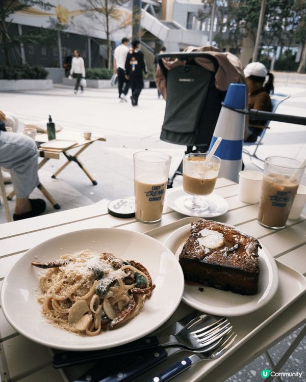 我熱愛在香港四處探索不同的餐廳和美食，特別喜歡到訪各類酒店餐...