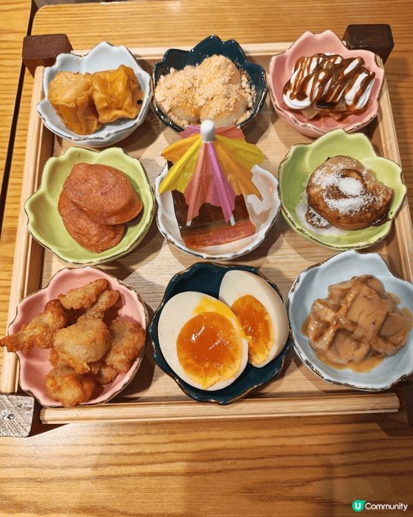 最大的吸引之處在於多樣性。一盤內有齊九款不同類型的小食和甜品...
