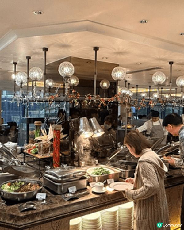 尖東 帝苑酒店午間自助餐，食物非常豐富及很有氣氛