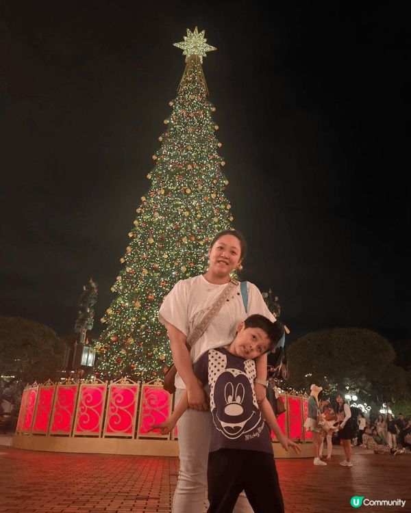 香港迪士尼真係一個超好打卡的地方，太有聖誕氣氛~ 