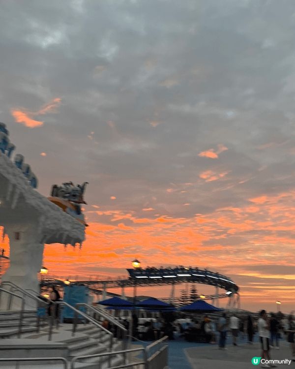 萬聖節和朋友一起去海洋公園體驗萬聖節的快樂，看到夕陽下的過山...