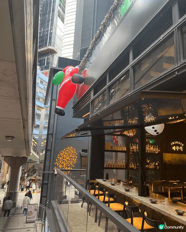 中環鬧市中嘅一間酒吧外牆有一隻爬在外牆嘅聖誕老人，好有懷舊特...
