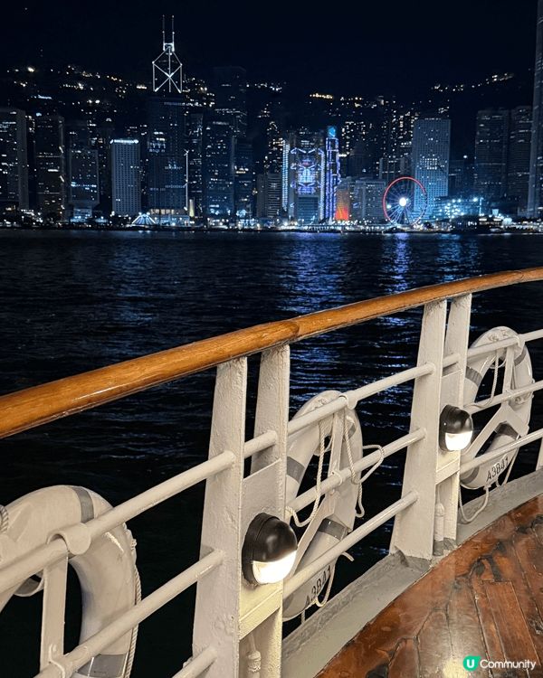 香港船上酒吧好有特色，欣賞到維港夜景景色，都可以飲住酒聽駐場...