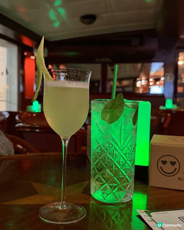香港船上酒吧好有特色，欣賞到維港夜景景色，都可以飲住酒聽駐場...