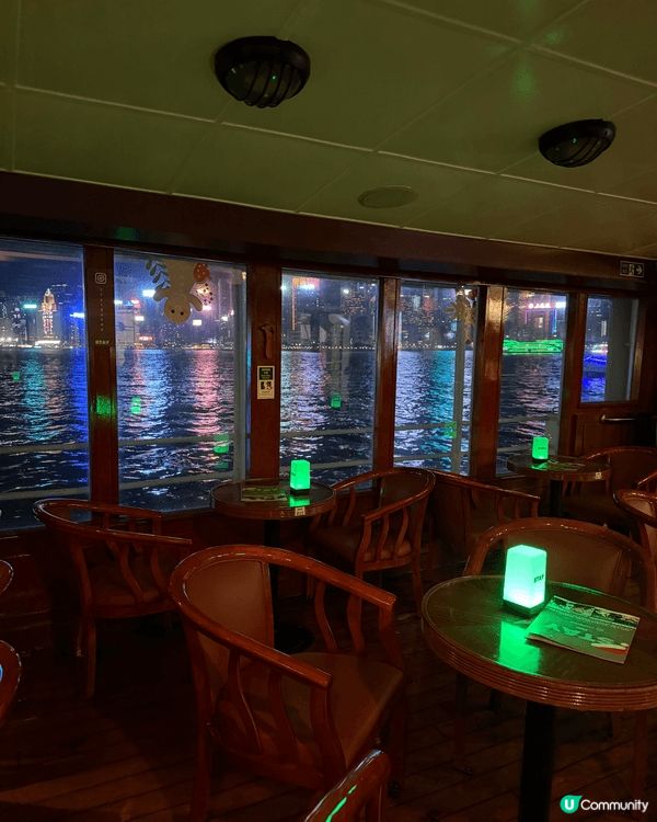 香港船上酒吧好有特色，欣賞到維港夜景景色，都可以飲住酒聽駐場...