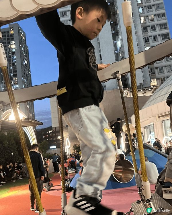 荃灣廣場空中花園有兒童遊樂場 令我兒子很喜歡去 有長長的滑梯...