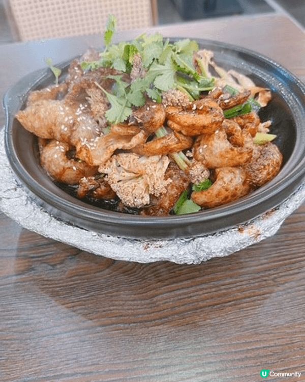 招牌香鍋，有鮑魚，鷄件，豬皮，花菜及牛肚，全部都與唔辣嘅醬香...