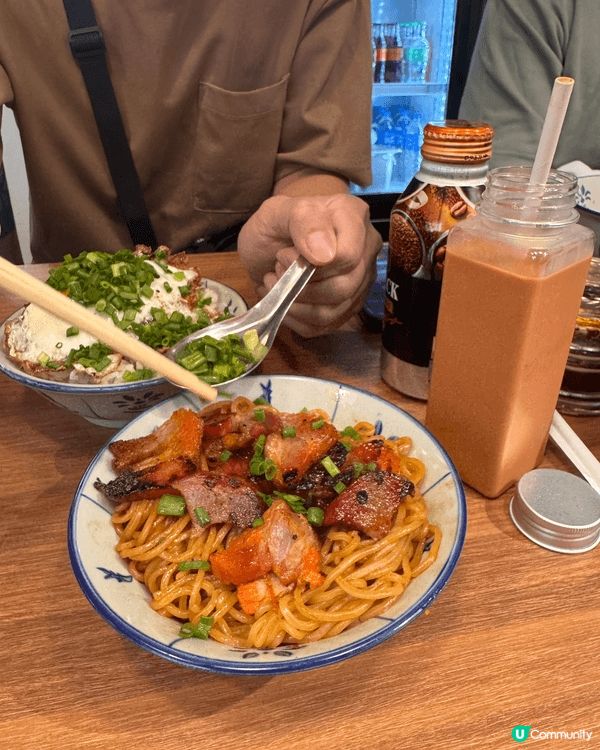 尖沙咀兩草餐廳餐牌多元，香煎脆邊蛋肉餅飯及豬油撈麵香口惹味，...