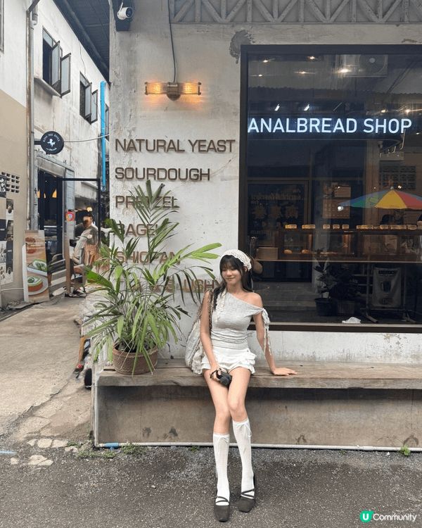 在香港景點/外國餐廳打卡，相片會偏韓系少女風格。香港荔枝角和...