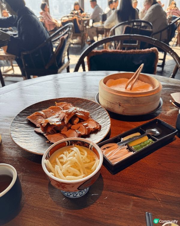 位於尖沙咀的胡同餐廳，以招牌的片皮鴨出名，皮薄餡靚，值得推介...