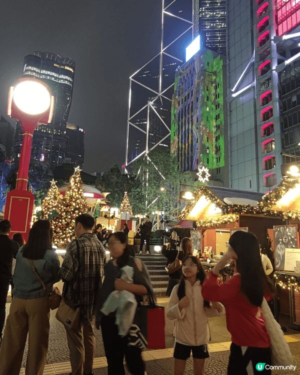 起皇后像廣場中間一棵大型聖誕樹, 附近HSBC連住幾座大廈都...