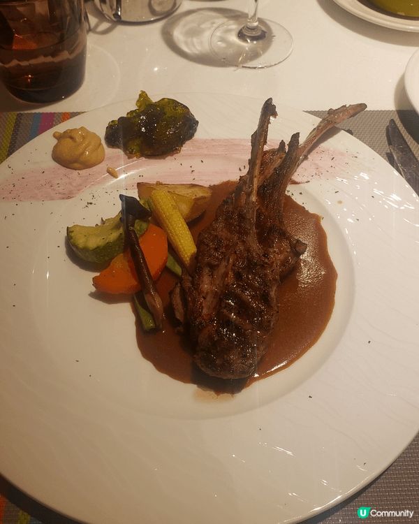 皇家太平洋酒店半自助晚餐，五款主菜選擇羊扒，龍脷柳，大蝦蘑菇...
