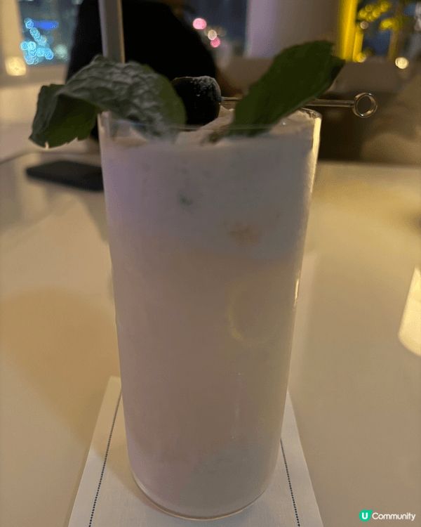 同三五知己去完睇聖誕燈飾可以去附近酒店嘅coffee sho...
