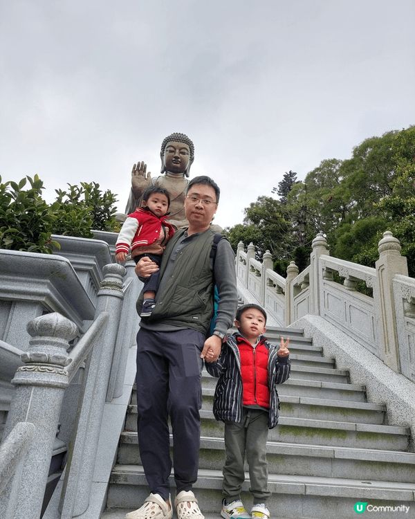 一家坐昂平360 去睇大佛 小朋友可以挑戰 完成行上大佛的樓...
