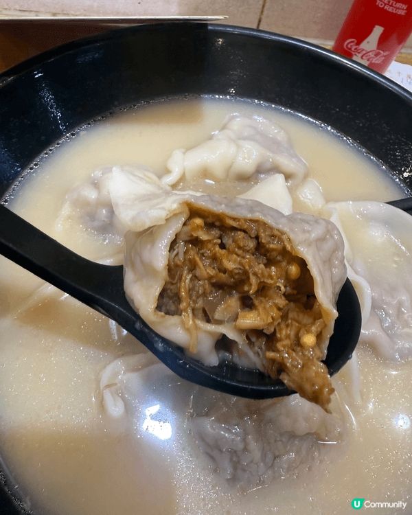 呢間喺荃灣嘅餃子屋，逢週末去到都大排長龍，餃子嘅餡真係超級多...