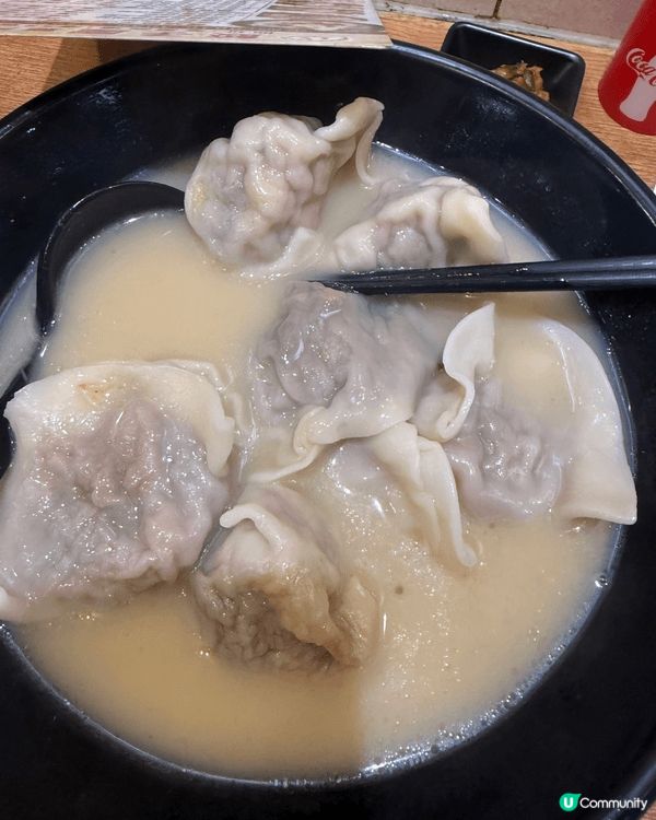呢間喺荃灣嘅餃子屋，逢週末去到都大排長龍，餃子嘅餡真係超級多...