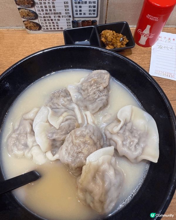 呢間喺荃灣嘅餃子屋，逢週末去到都大排長龍，餃子嘅餡真係超級多...