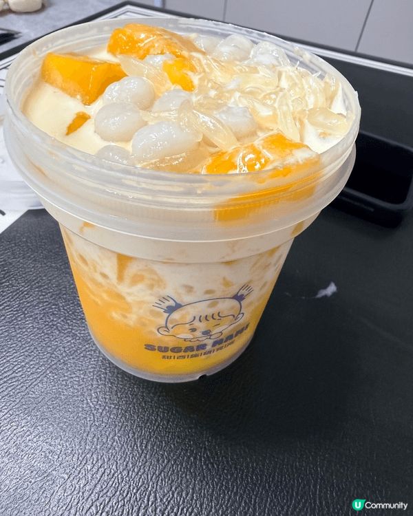 香港特色楊枝甘露，滑順的椰奶香濃，搭配新鮮芒果和西米，令人欲...