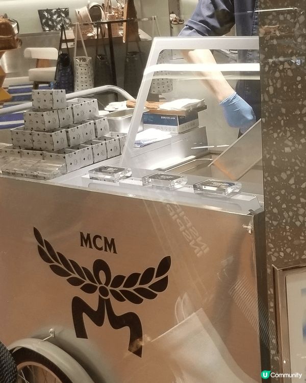 去尖沙咀海港城MCN專門店有免費的好吃曲奇餅夾開心果味冰淇淋...