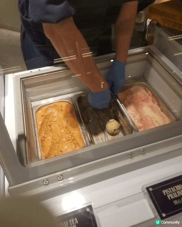 去尖沙咀海港城MCN專門店有免費的好吃曲奇餅夾開心果味冰淇淋...