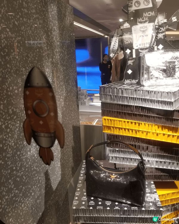 去尖沙咀海港城MCN專門店有免費的好吃曲奇餅夾開心果味冰淇淋...