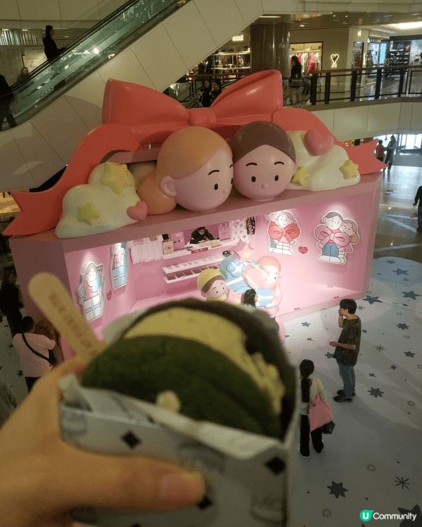 去尖沙咀海港城MCN專門店有免費的好吃曲奇餅夾開心果味冰淇淋...