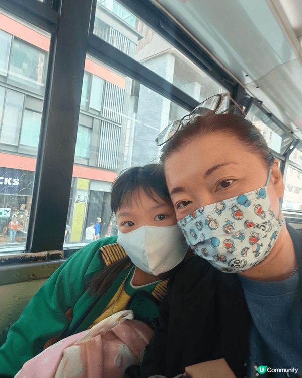 帶小朋友乘坐香港特色電車遊覽，飽覽港島區風情景色