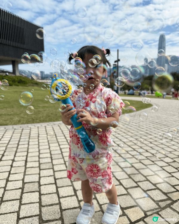 風把泡泡推向更遠的地方，你把笑聲留在我眼裡。今天我們不追趕什...