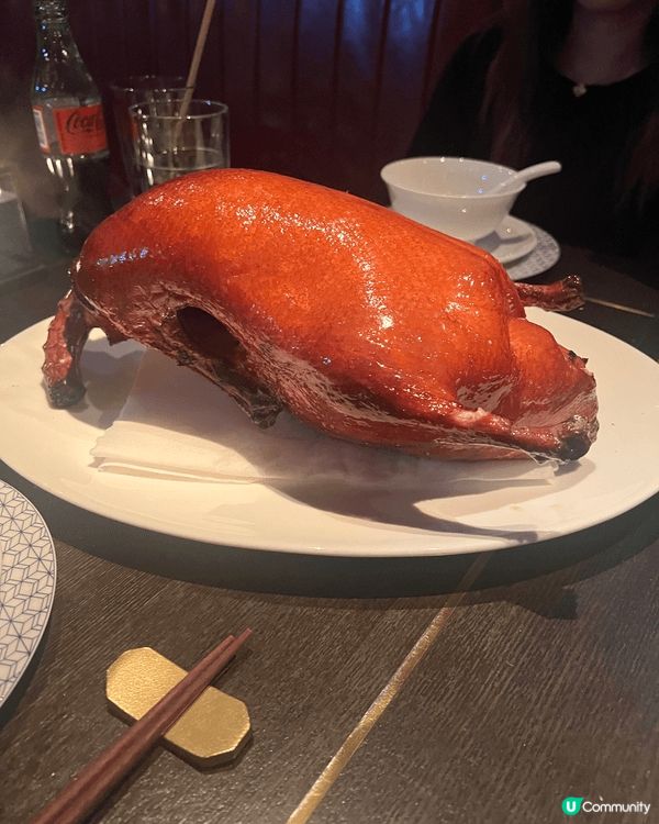 Mott32的片皮鴨，皮脆肉軟，調味做的非常好，用暖暖軟軟的...