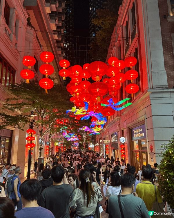 中秋節嗰陣，喺中環藍屋同埋利東街，有好多燈籠嘅裝飾，好有節日...
