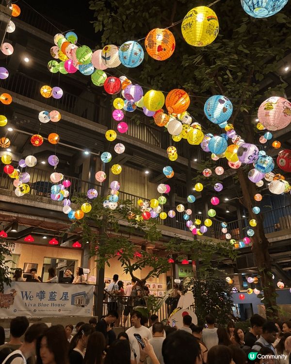 中秋節嗰陣，喺中環藍屋同埋利東街，有好多燈籠嘅裝飾，好有節日...