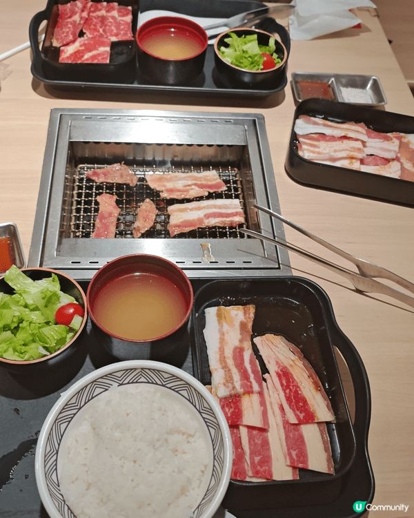 屯門友愛商場有間叫"燒肉時刻" 值得去試下，價錢合理，燒肉肥...