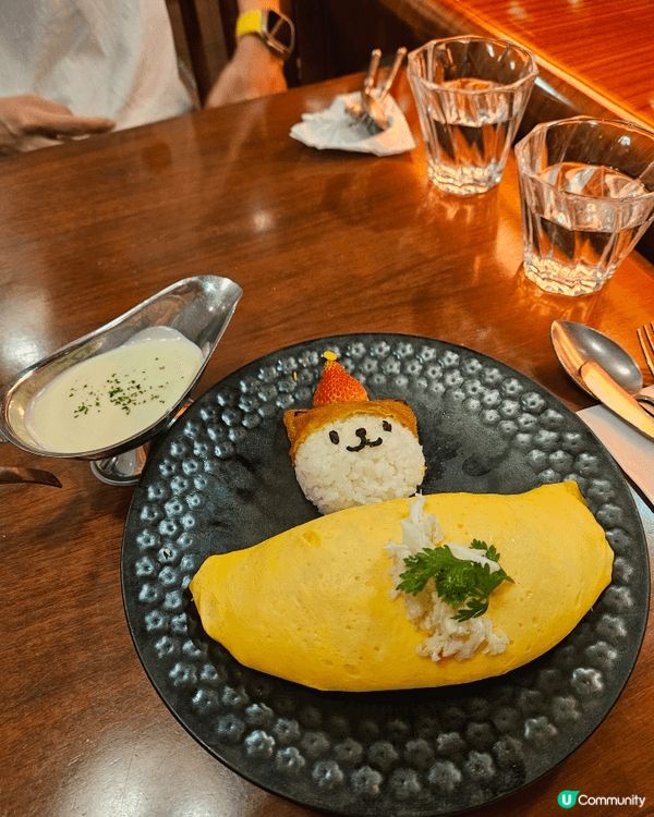 超治癒嘅小熊打卡蛋包飯，小熊仲有一頂士多啤梨紅帽子，勁可愛，...