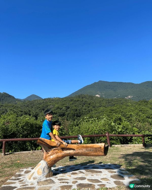 呢個係大潭篤水塘，非常適合和小朋友去遊玩，平路易行，沿路見到...