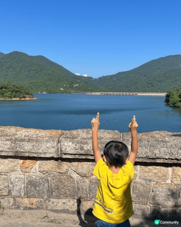 呢個係大潭篤水塘，非常適合和小朋友去遊玩，平路易行，沿路見到...