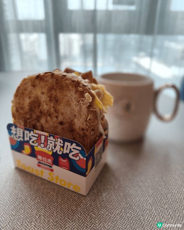 豬拉虎這款厚吐司太會了！烤得帶焦痕的面包胚，夾著滿滿蛋絲、肉...